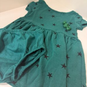 Vestido Verde com Estampa de Estrelas e Tapa-Fralda (18 meses)