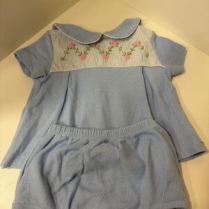 Conjunto Azul com Bordado Floral e Tapa Fralda