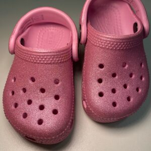 Crocs rosa com gliter claro (5c) (21-22)