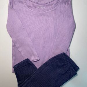 Conjunto de Blusa Lilás e Calça Estilo Jeans
