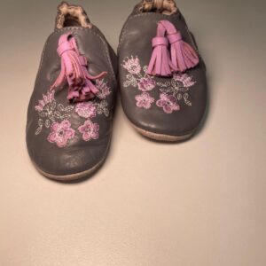 Sapatinho Infantil Cinza Bordado Floral