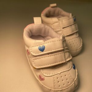 Tênis Infantil Branco com Corações Coloridos 💙💗