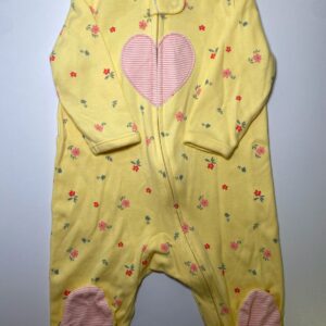 Pijama amarelo com flores e coração vermelho